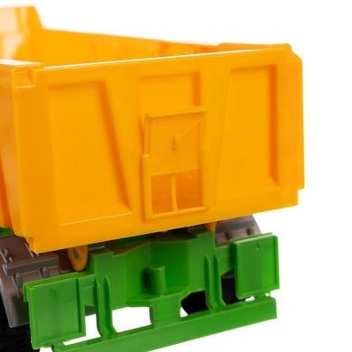 Kruzzel, farma, traktor z przyczepą